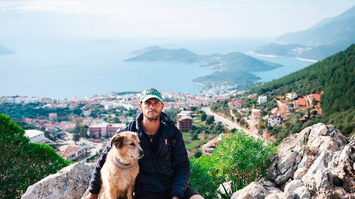 Un hombre y su perro han tardado 7 años en recorrer el mundo entero caminando