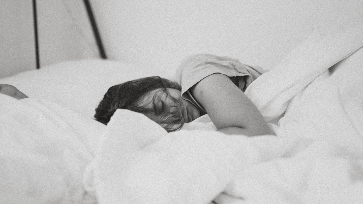 Dormir es la mejor cura para la piel (Imagen: Kinga Cichewicz)