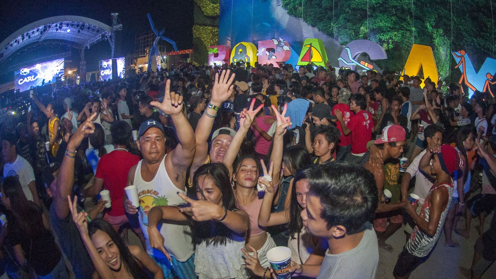 Foto:  Multitud de turistas bailan durante una fiesta en Boracay, en octubre de 2018. (EFE)