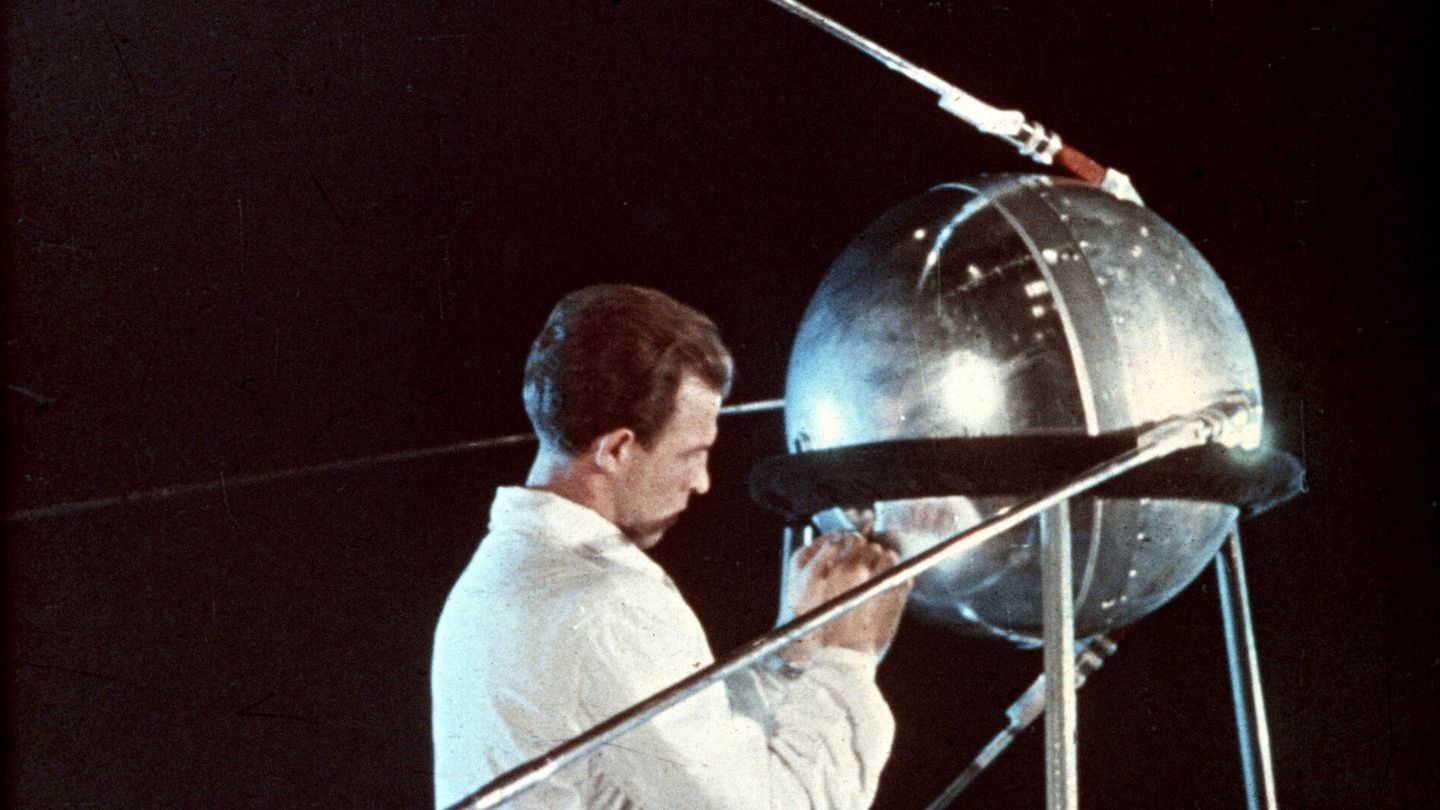 Técnico trabajando en el Sputnik 1, 1957. (ESA)