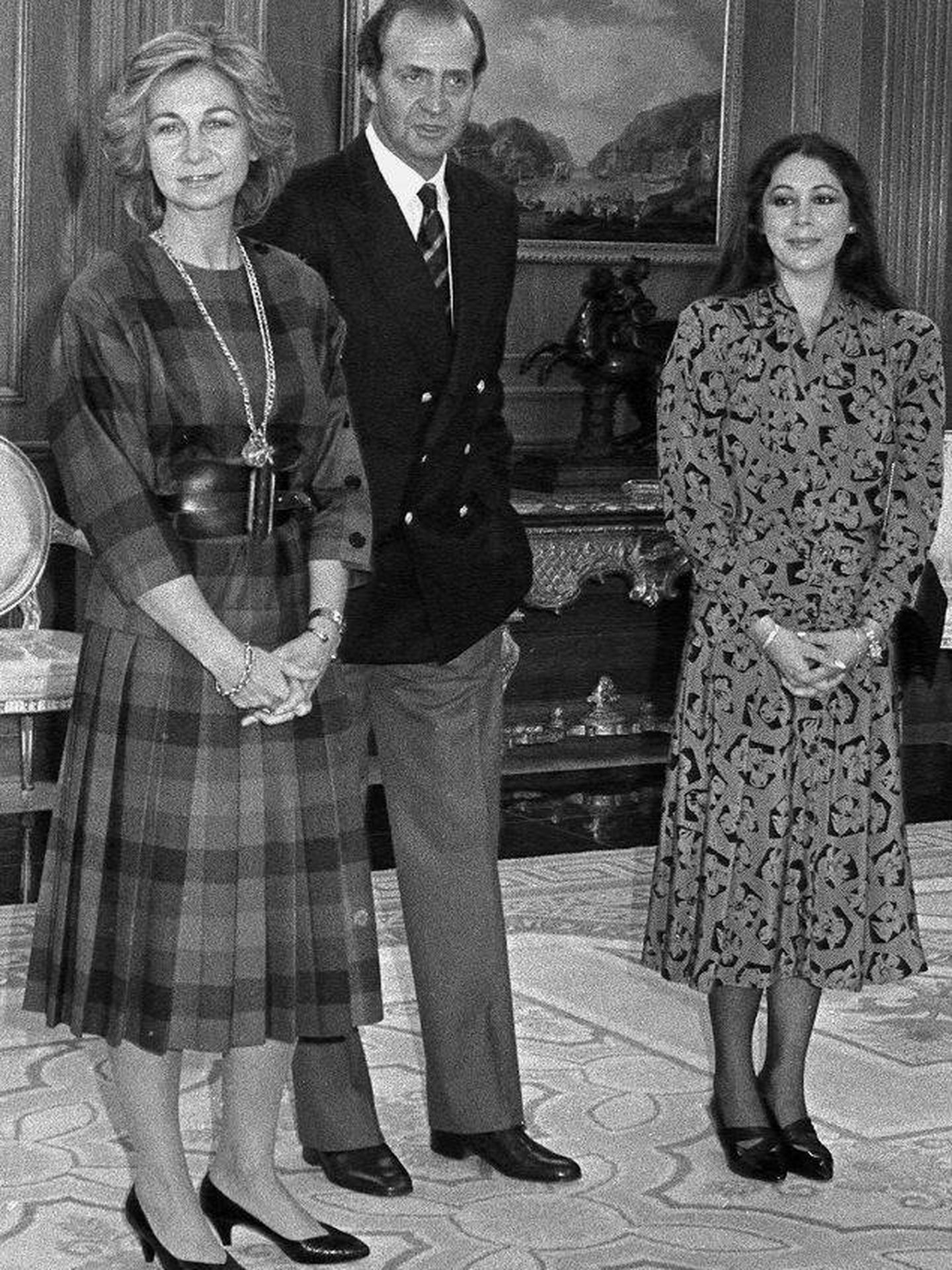 Los reyes Juan Carlos y Sofía, con la tonadillera, en el Palacio de la Zarzuela. (EFE)