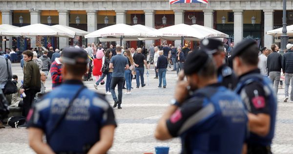 Foto: Miembros de la Policía Municipal de Madrid, en la Plaza Mayor. (EFE)