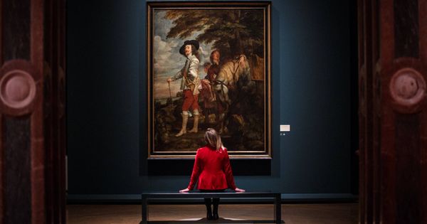 Foto: Una mujer admirando una obra de Van Dyck en la Royal Academy of Arts (Getty Images)