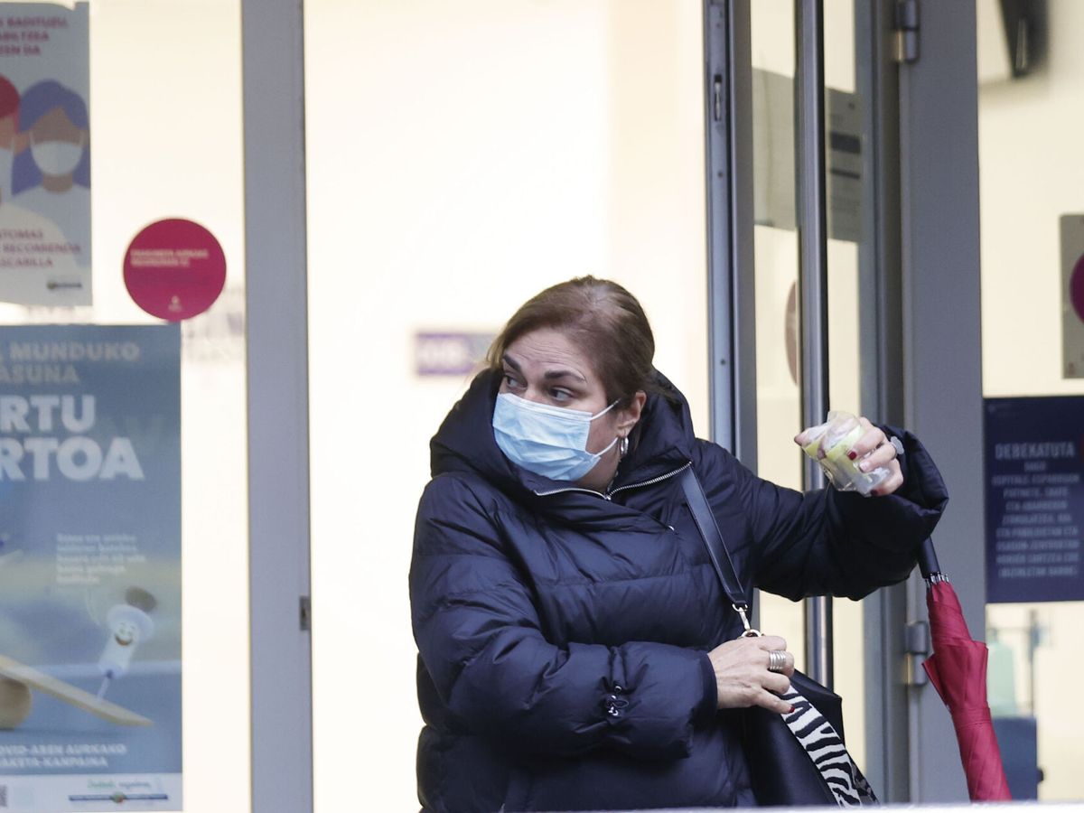 Foto: Una mujer, al salir de un centro de salud en Bilbao. (EFE/Luis Tejido)