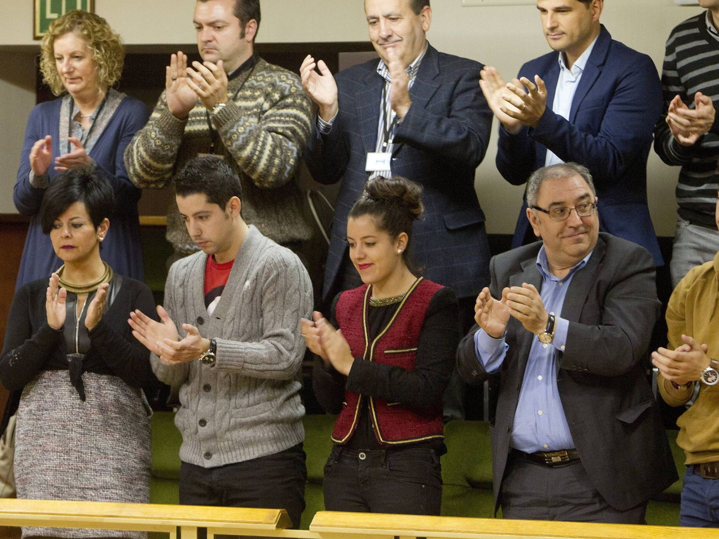 La esposa de Iñigo Urkullu, Lucía Arieta-Araunabeña, en primera fila, y sus hijos aplauden después de que fuera designado por el Parlamento Vasco quinto lehendakari de la democracia. (EFE)