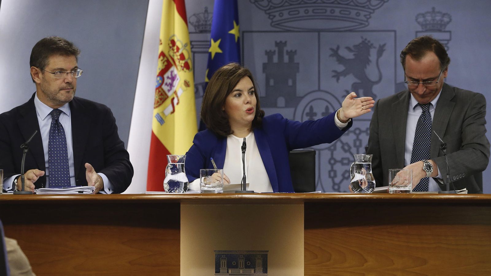 Foto: La vicepresidenta del Gobierno, Soraya Sáenz de Santamaría junto a los ministros Catalá (i) y Alonso (d). (EFE)