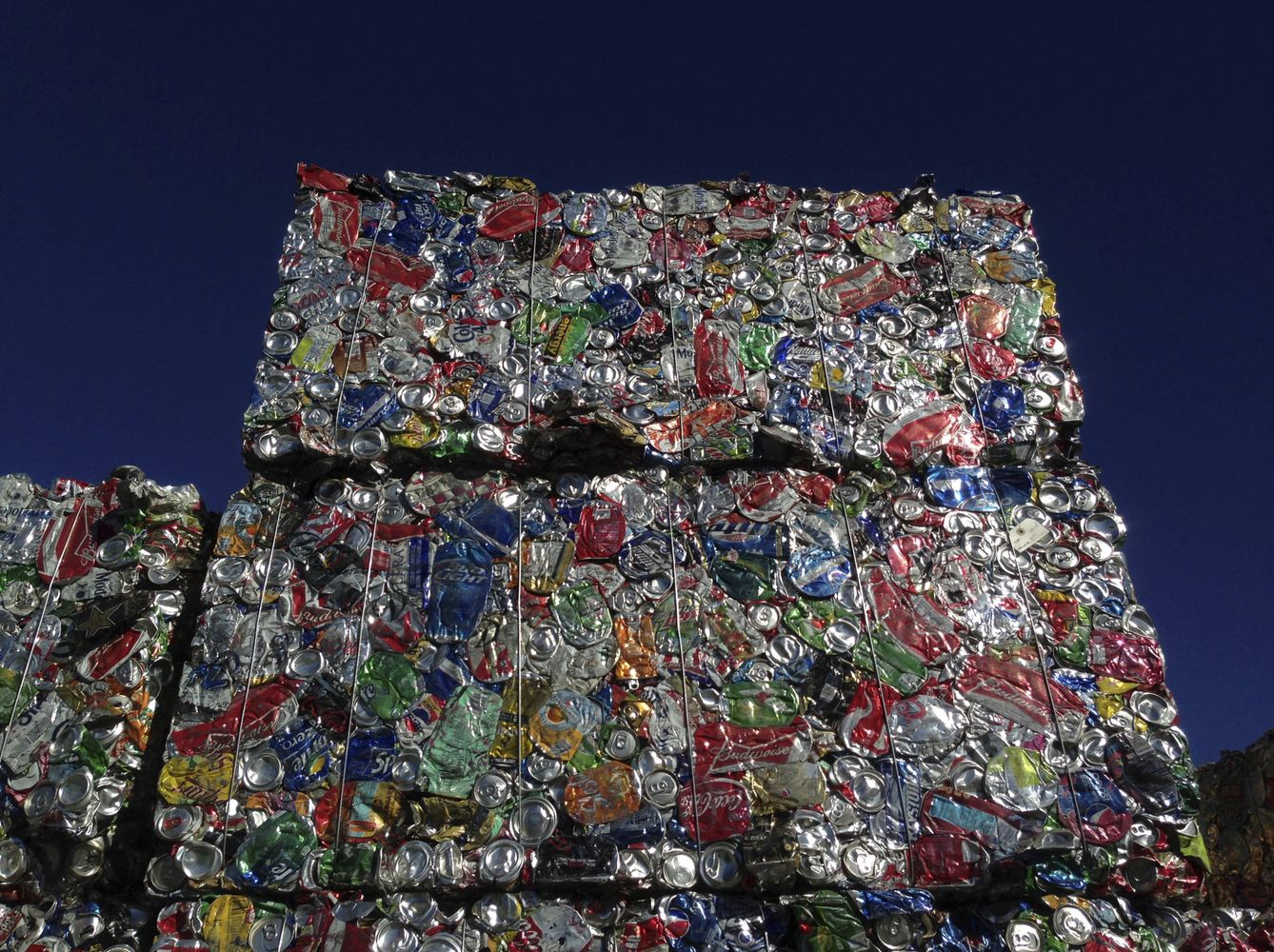 Latas en una planta de reciclaje de plásticos en Santa Mónica, California. (Reuters)