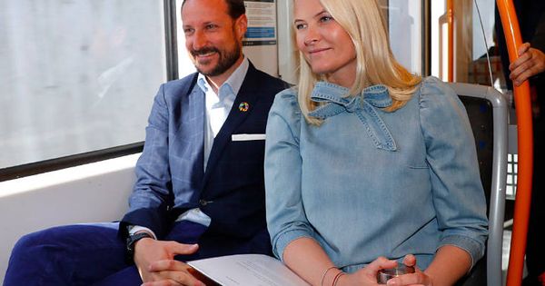 Foto: Mette-Marit y Haakon en el metro literario. (Casa Real de Noruega)