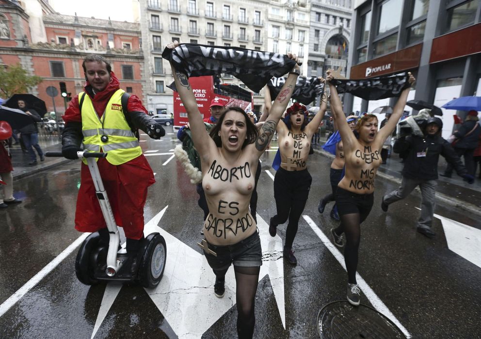 Foto: Las activistas de Femen, durante la protesta. (Efe)