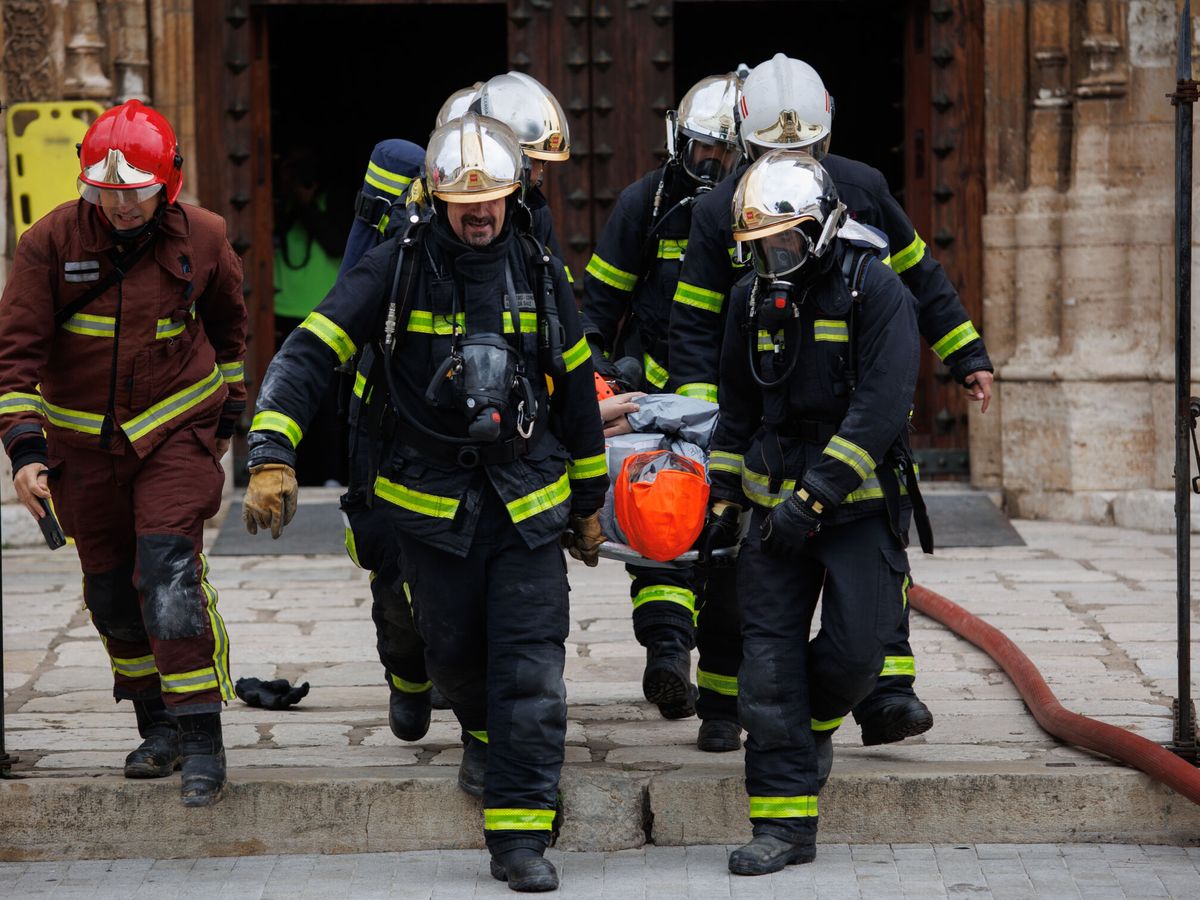 Foto: Imagen de archivo de los bomberos en Alcalá de Henares. (Europa Press/Alejandro Martínez Vélez)