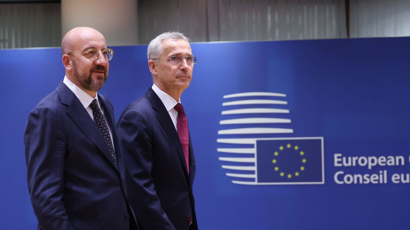 Foto: El presidente del Consejo Europeo, Charles Michel (i), junto al secretario general de la OTAN, Jens Stoltenberg (d). (EFE/Oliver Hoslet)