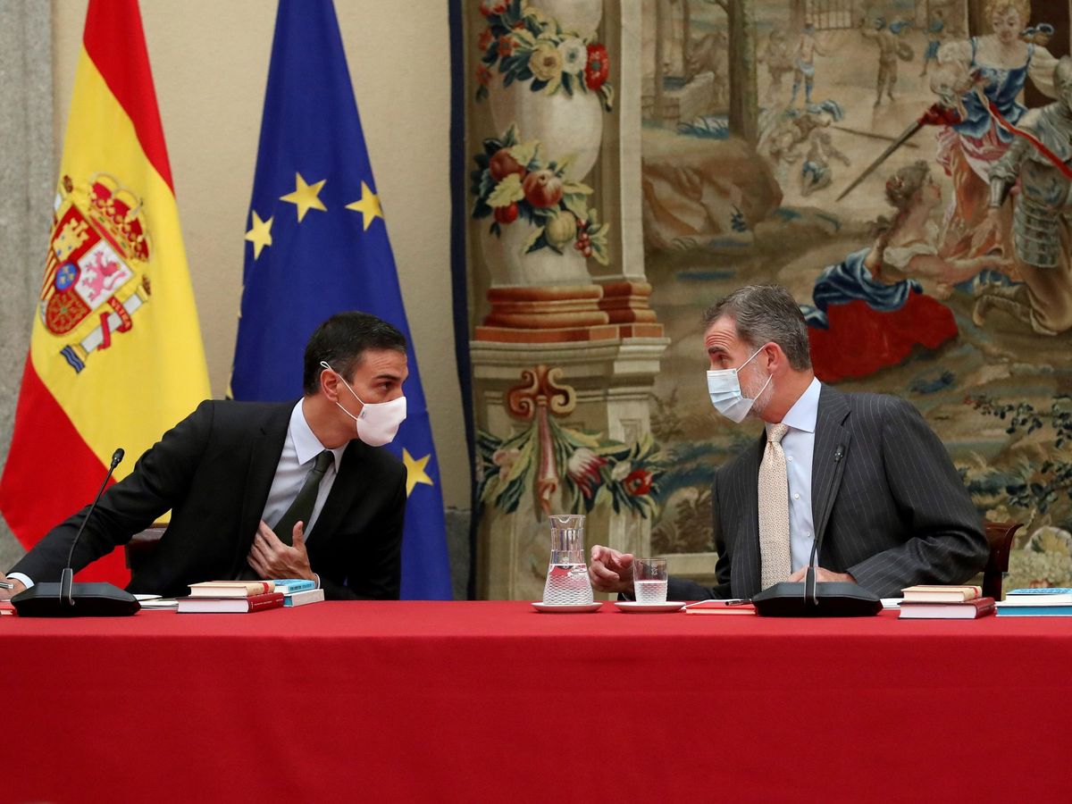 Foto: Felipe VI (d) y el presidente del Gobierno, Pedro Sánchez (i), asisten este martes a la reunión anual del patronato del Instituto Cervantes. (EFE)