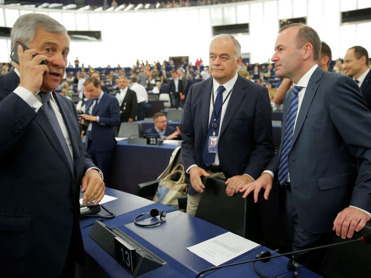 Foto: González Pons junto al expresidente del Parlamento Europeo Tajani y el alemán Manfred Weber, ambos del PPE. (Reuters)