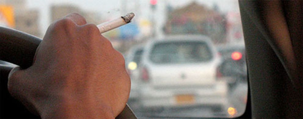 Foto: Fumar en el coche podría prohibirse si se demuestra que distrae al conductor