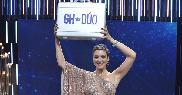 Foto: María Jesús Ruiz con el maletín de 'GH Dúo'. (Mediaset España)