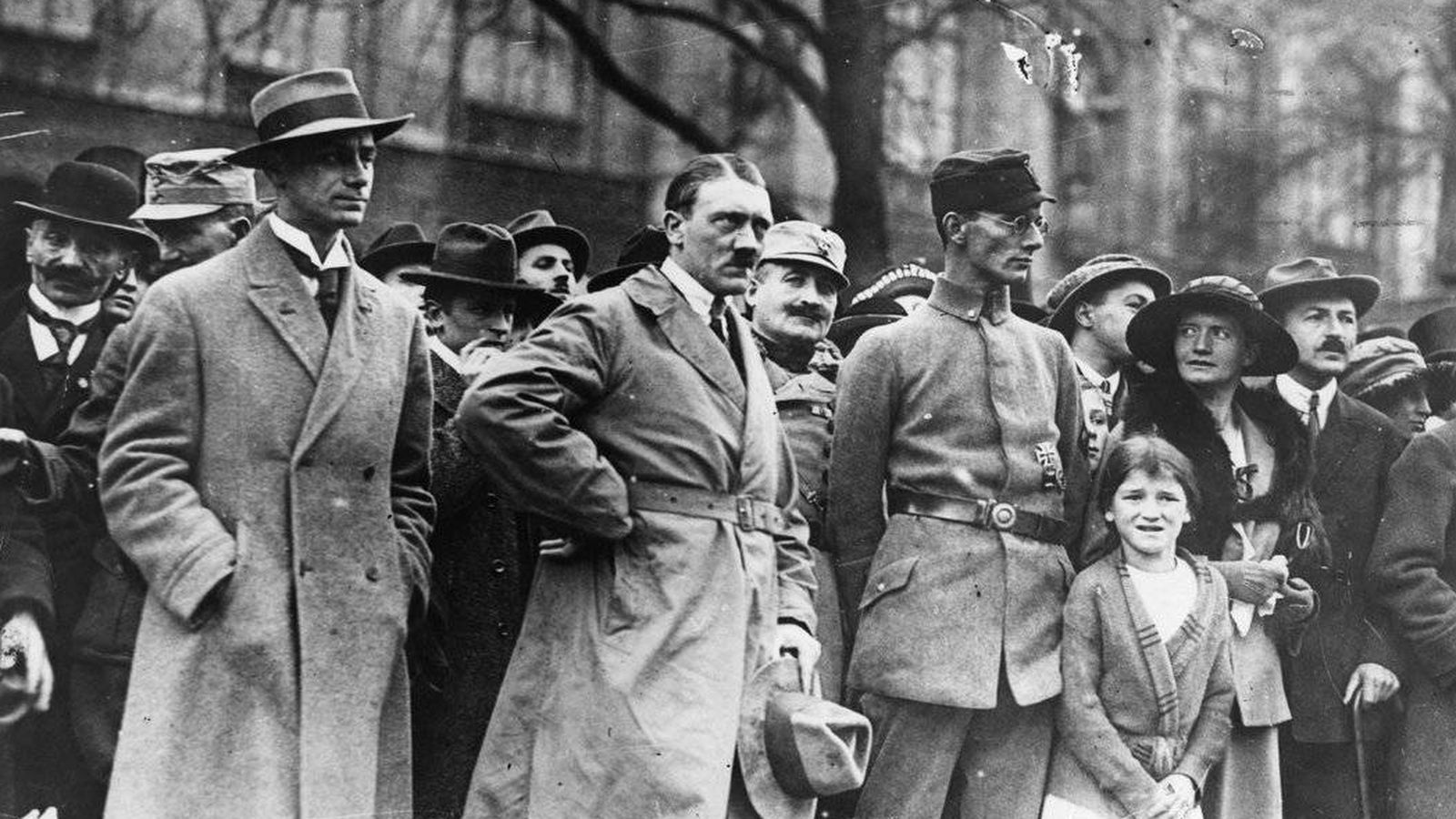 Foto: A la izquierda, Alfred Rosenberg junto a Adolf Hitler y Friedrich Weber, durante el Putsch de Múnich, en noviembre de 1923