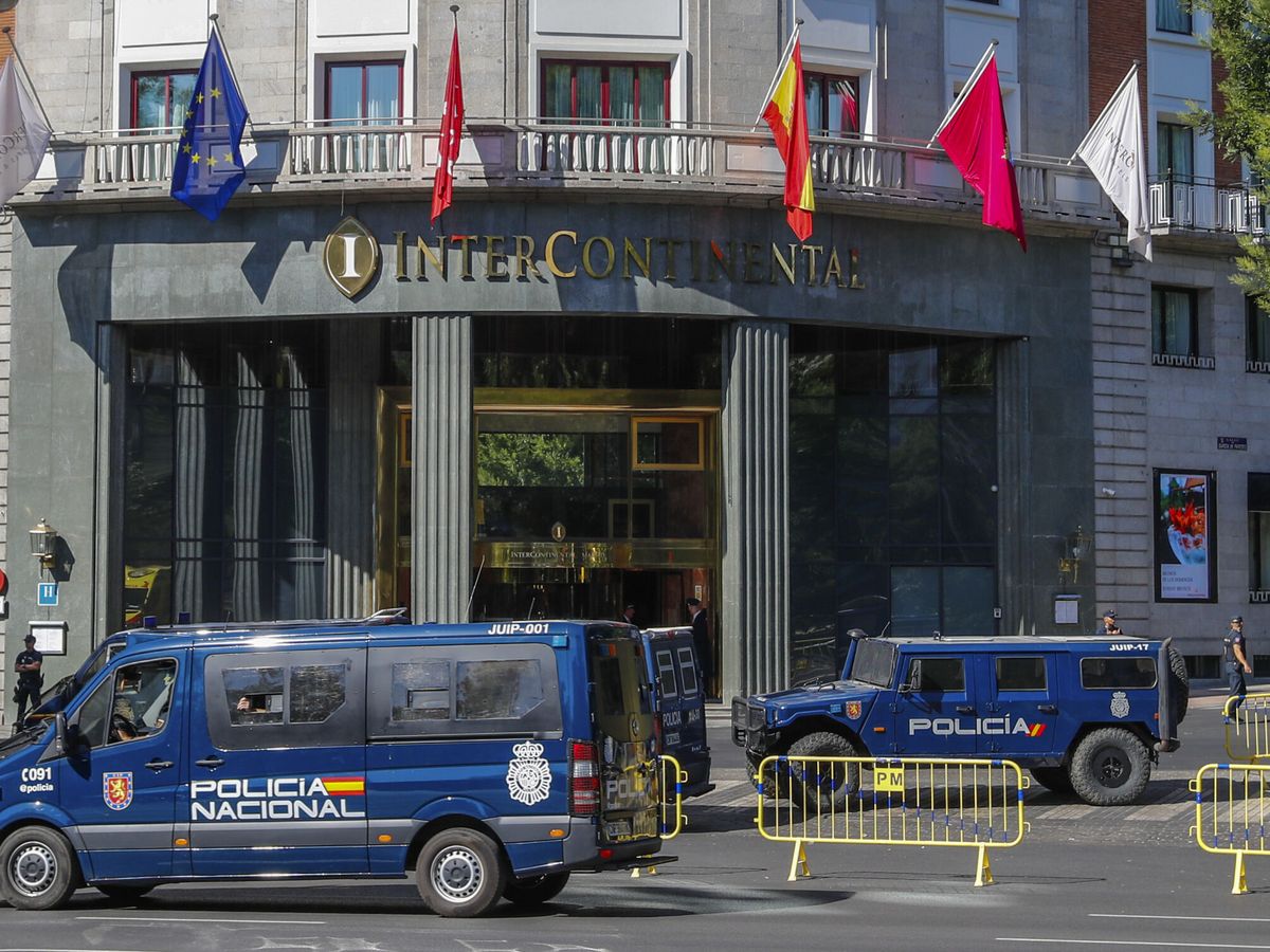 Foto: Vista de la fachada del Hotel Intercontinental de Madrid blindado este miércoles por furgones de la Policía Nacional. (EFE/Luis Millán)
