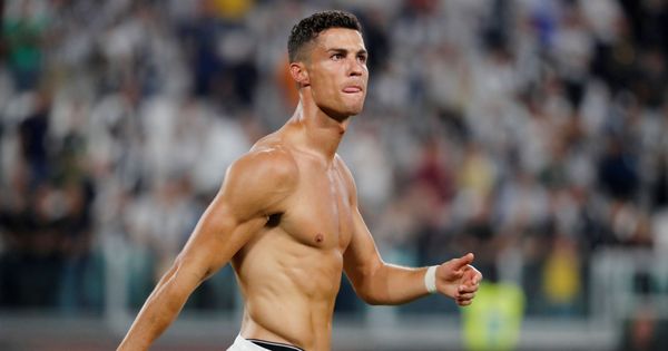 Foto: Cristiano Ronaldo, sin camiseta, después de jugar un partido con la Juventus. (Efe)