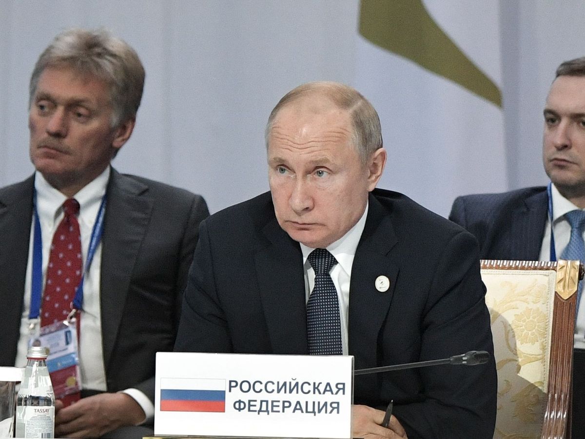 Foto: El presidente ruso, Vladímir Putin (c), acompañado del portavoz del Kremlin, Dmitri Peskov (i), y el viceministro ruso de Desarrollo Económico, Timur Maksimov (d). (EFE)