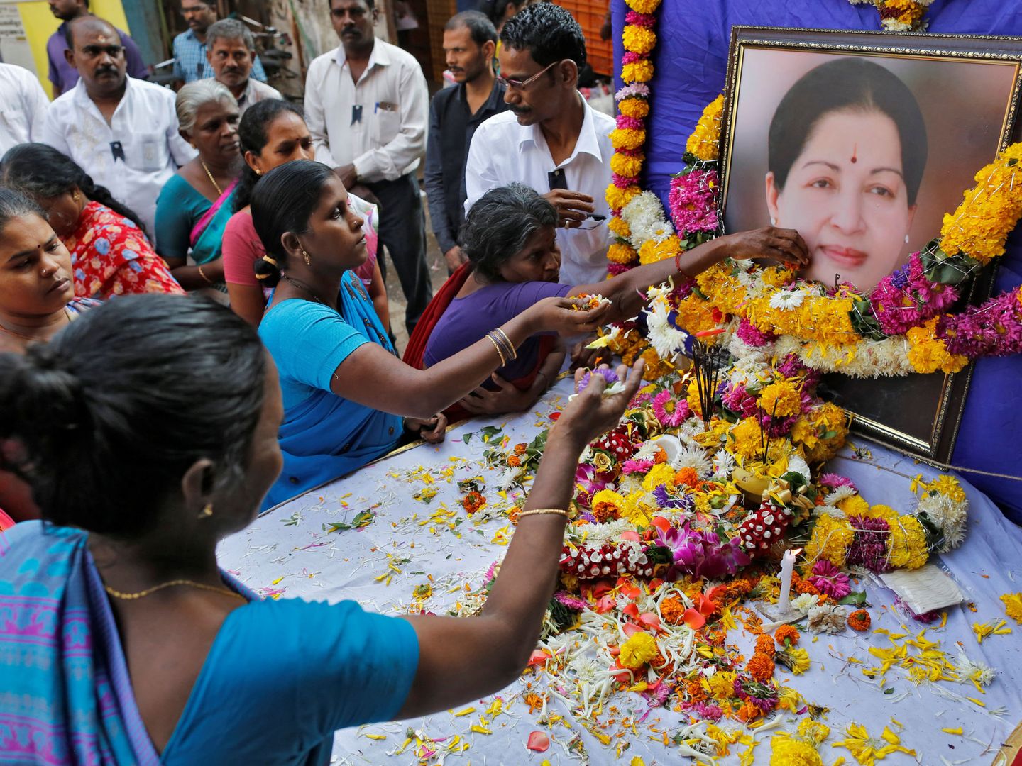 Un grupo de mujeres rinde homenaje a la ministra Jayalalithaa Jayaraman tras su muerte, en la sede de su partido en Mumbai, el 6 de diciembre de 2016. (Reuters)