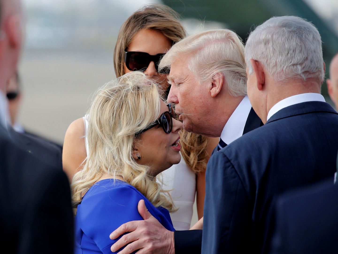 Sara Netanyahu y Donald Trump. (Reuters)