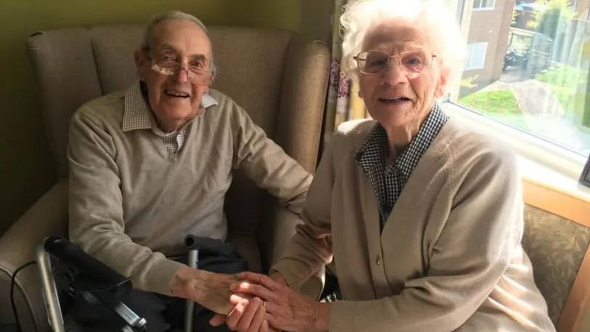 El emotivo reencuentro de unos ancianos: logran abrazarse tras pasar meses separados