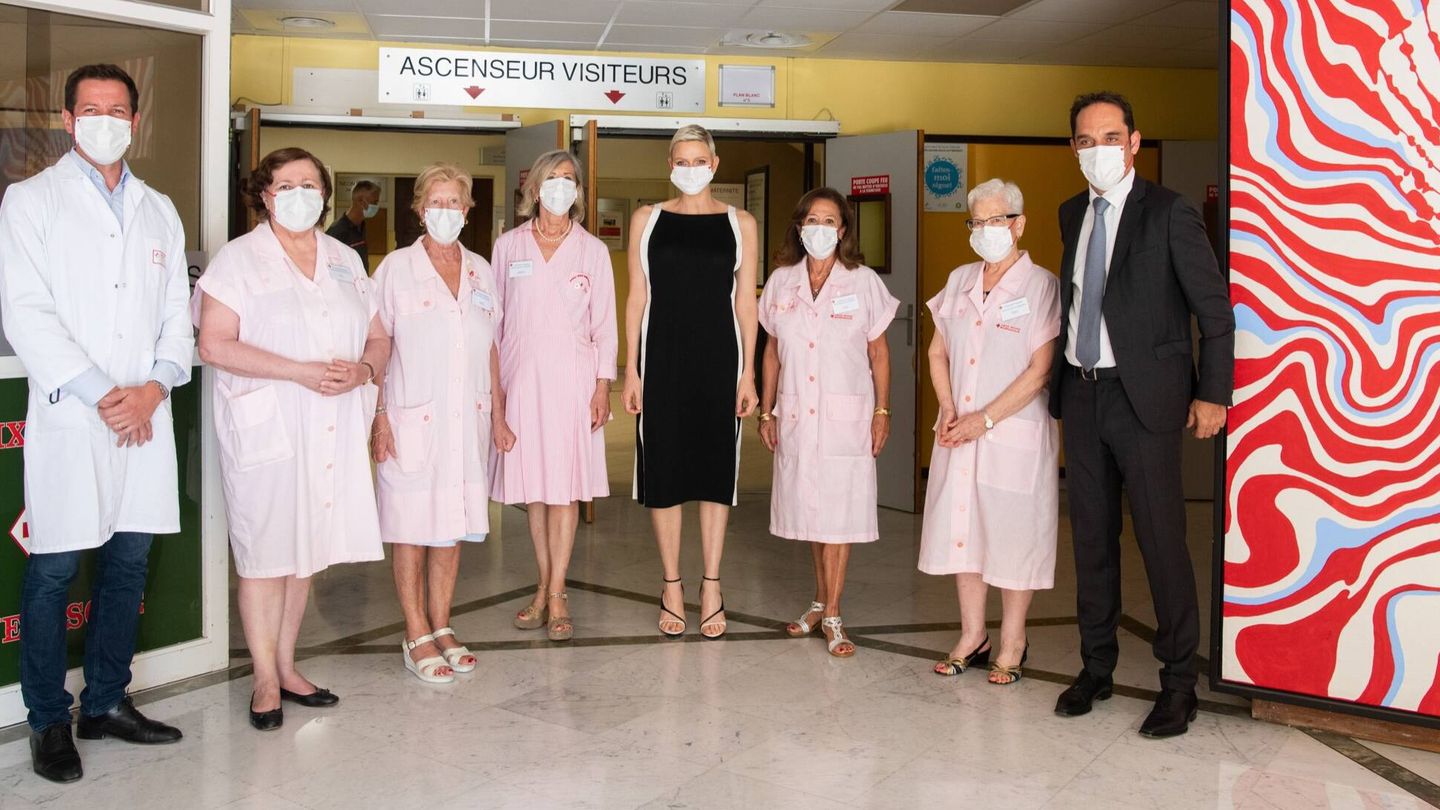 La princesa Charlène, con el personal del hospital. (Palacio de Mónaco/Eric Mathon)