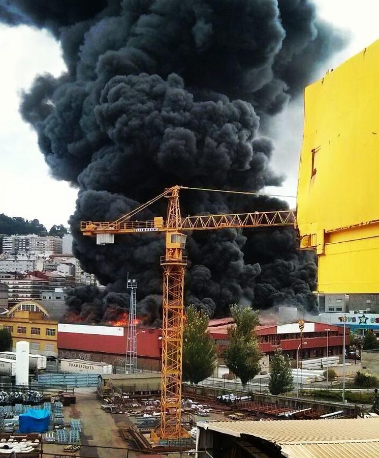 Foto: Incendio en la antigua planta de Freiremar (Vigo)