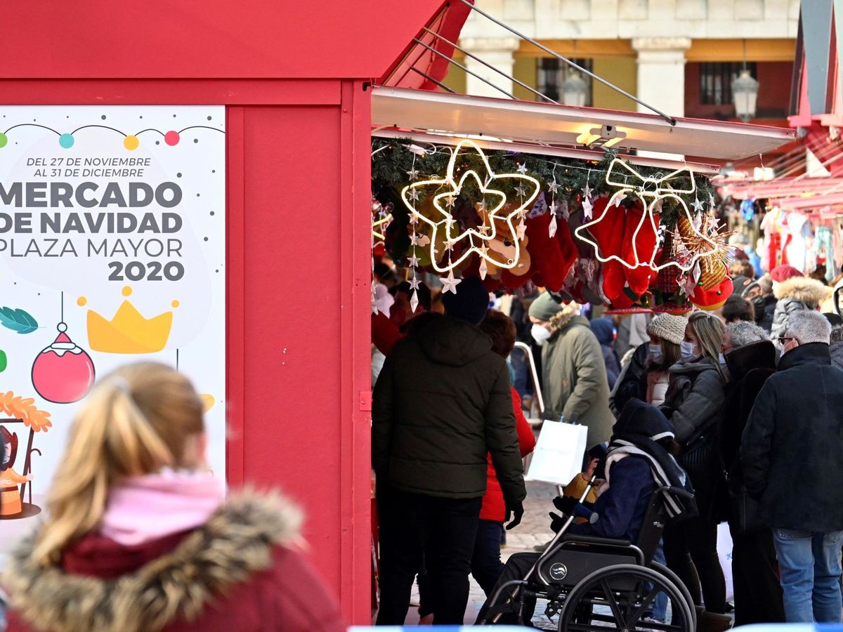 Foto: Tradicional mercadillo navideño de la Plaza Mayor de Madrid. (EFE)