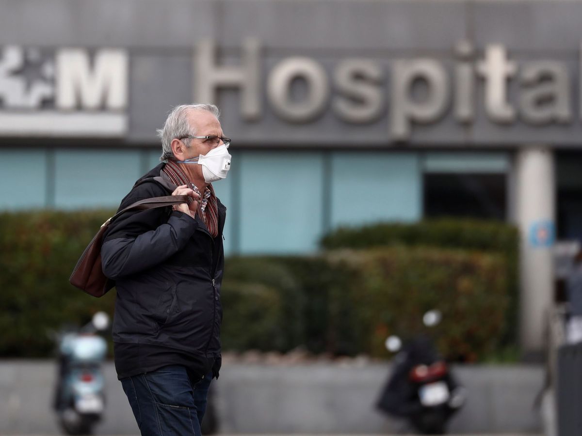 Foto: Un hombre protegido con una mascarilla llega al hospital La Paz de Madrid. (EFE)