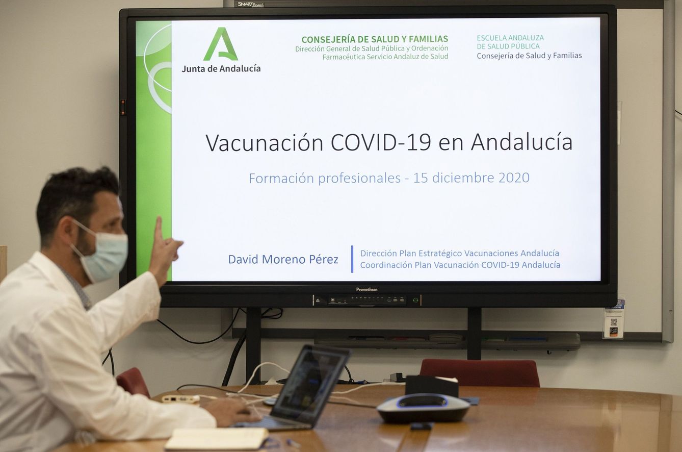 El director del Plan de Vacunas de Andalucía, David Moreno, durante una presentación. (EFE)