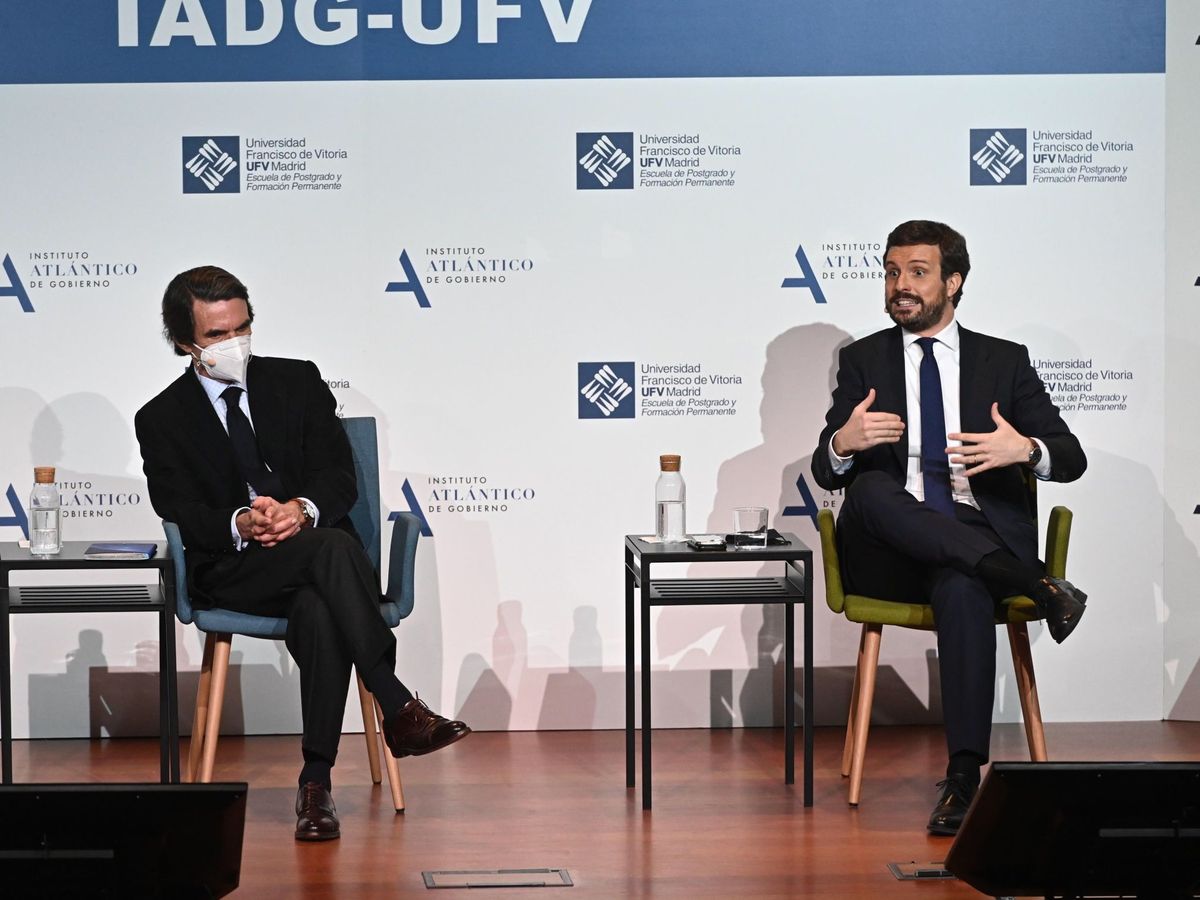 Foto: El expresidente del Gobierno, José María Aznar (i), conversa con el presidente del PP, Pablo Casado. (EFE)