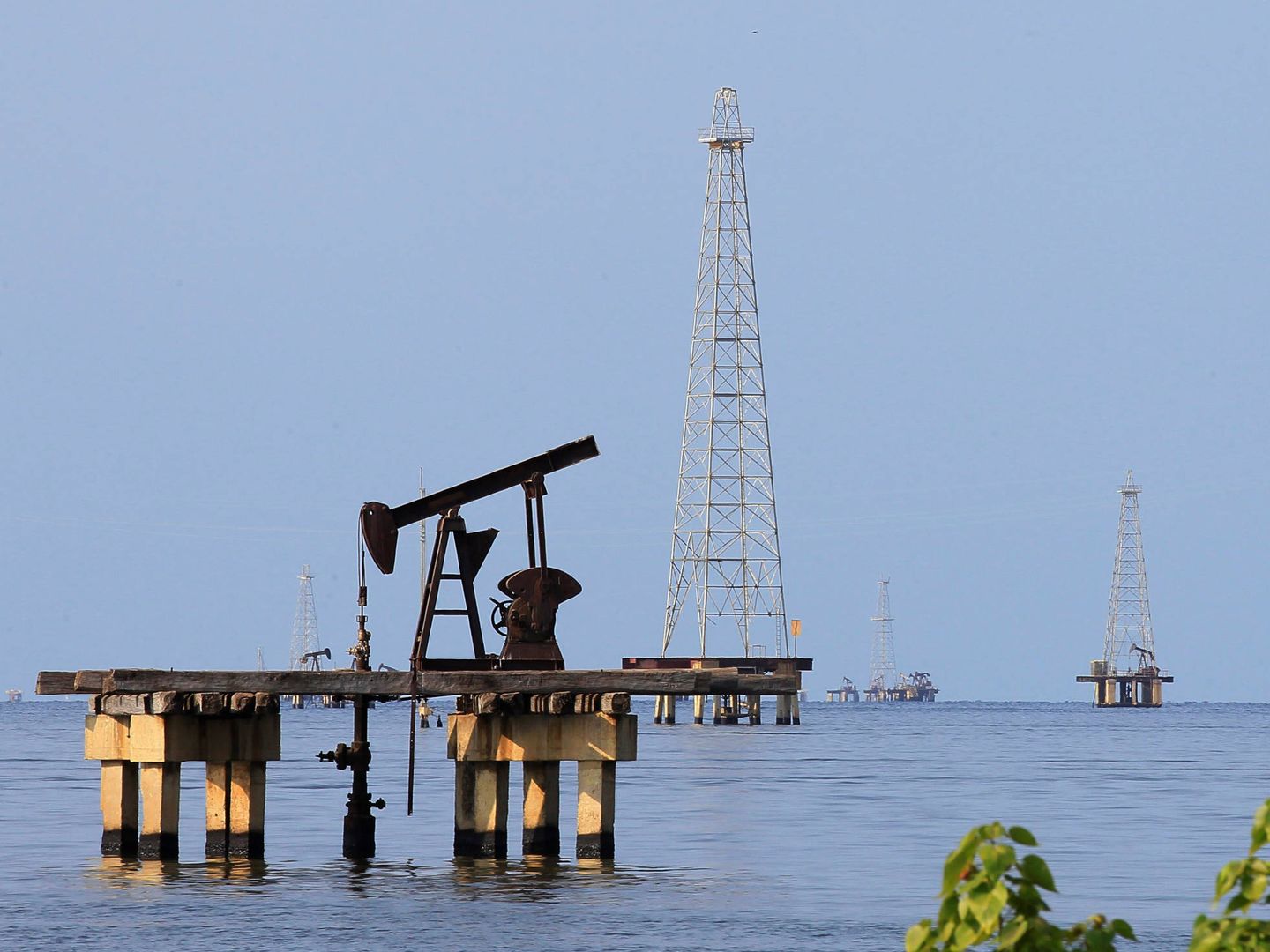 Un pozo petrolífero en el Lago Maracaibo, en Cabimas, Caracas. (Reuters)