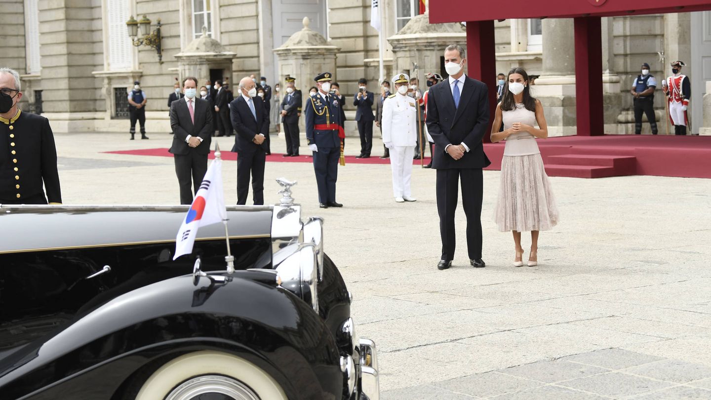 Los reyes Felipe y Letizia, esperando al presidente de Corea y su esposa. (Limited Pictures)