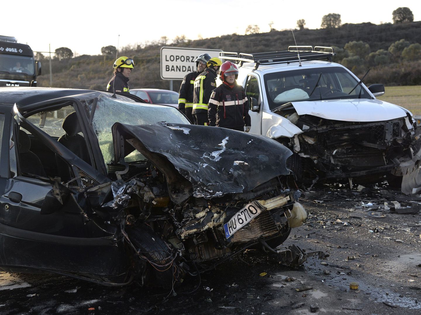 Imagen de archivo de un accidente en una carretera de Huesca. (EFE)