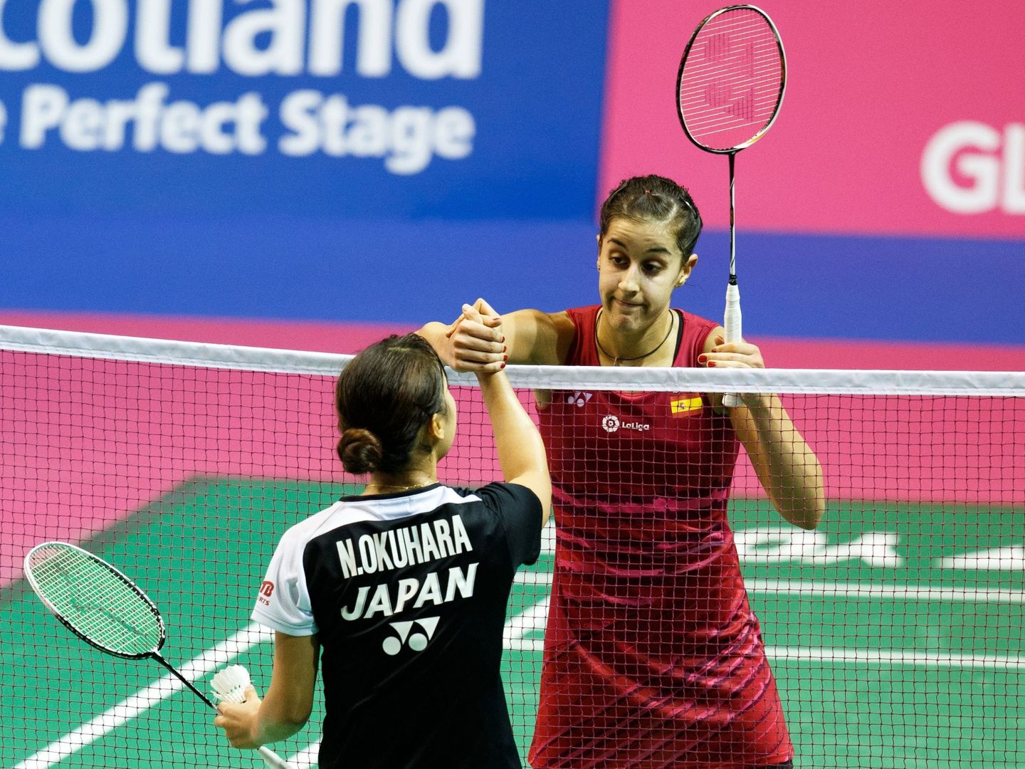 Carolina Marín felicita a la japonesa Nozomi Okuhara tras su partido de cuartos en el Mundial de Glasgow. (Reuters)
