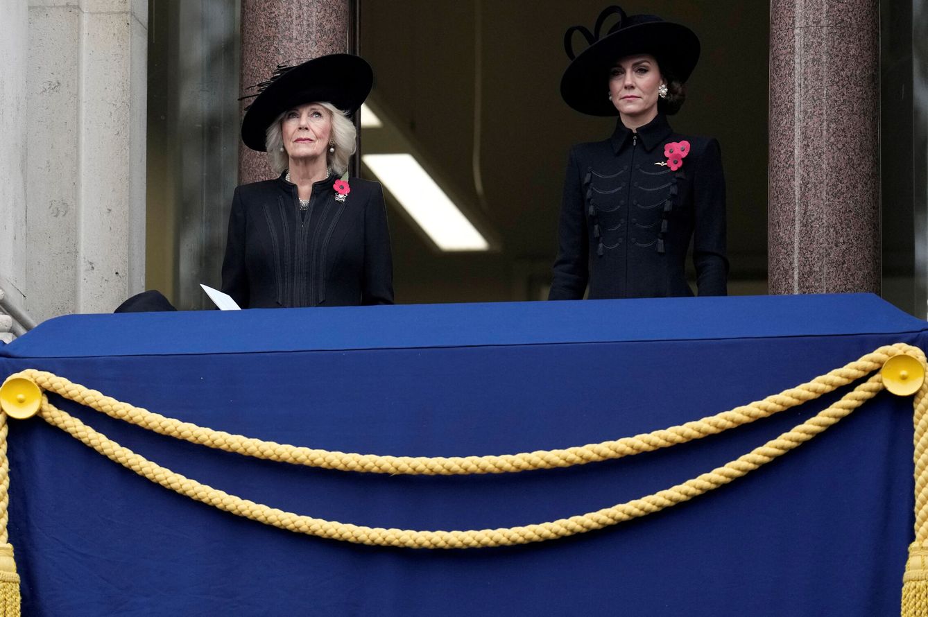 Camilla y Kate, en el balcón. (Reuters)