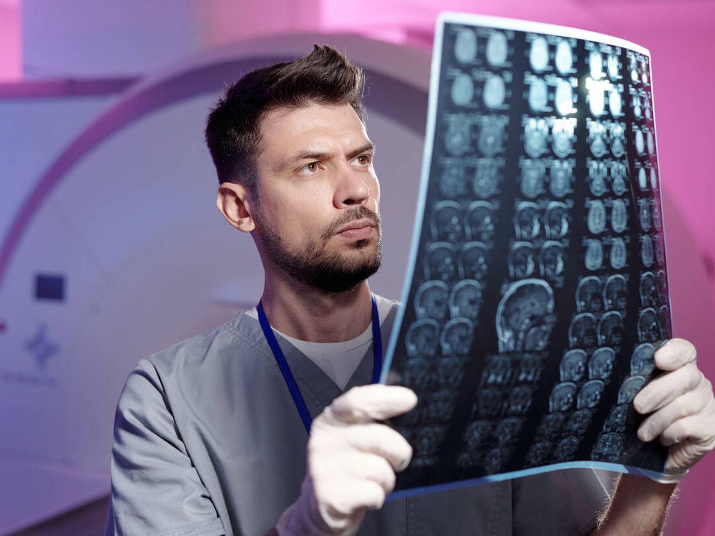 Un médico examina unas imágenes de resonancia cerebral. (iStock)