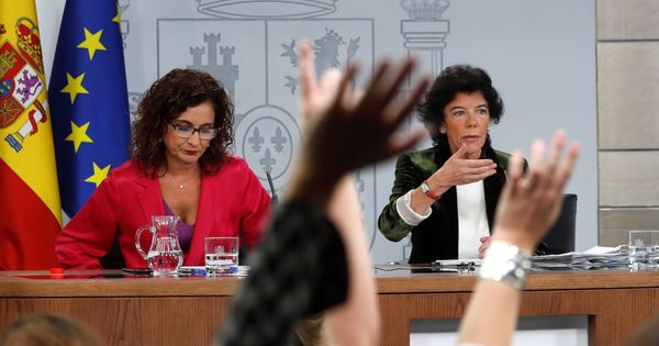 Foto: La ministra de Hacienda, María Jesús Montero, junto a la ministra portavoz, Isabel Celaá. (EFE)