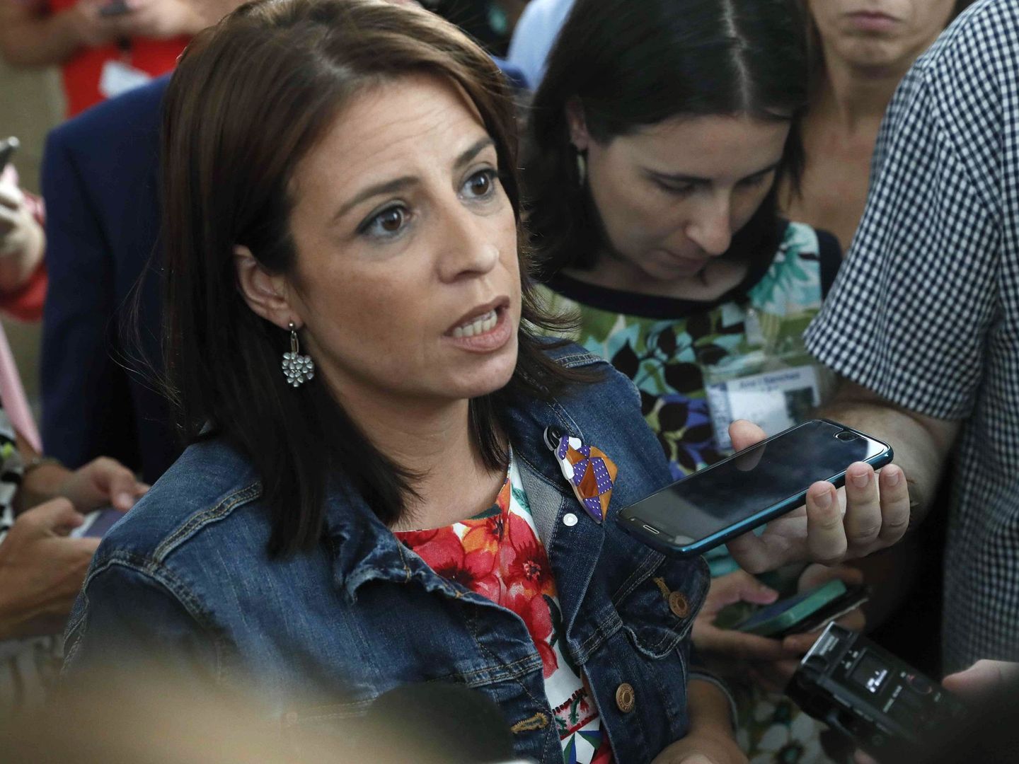 Adriana Lastra, responsable del Grupo Socialista en el Congreso, este 4 de septiembre atendiendo a los periodistas tras la Junta de Portavoces. (EFE)