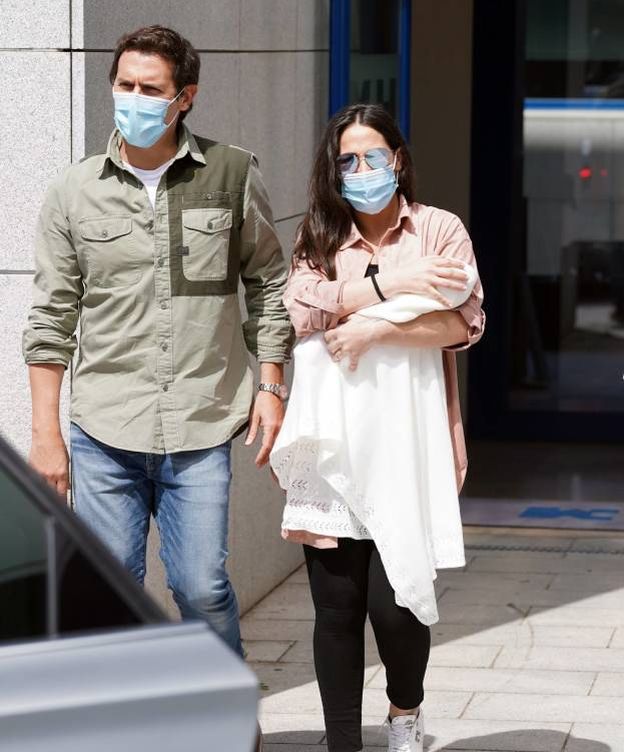 Albert Rivera y Malú, al salir del hospital tras dar a luz a su hija. (Cordon Press)