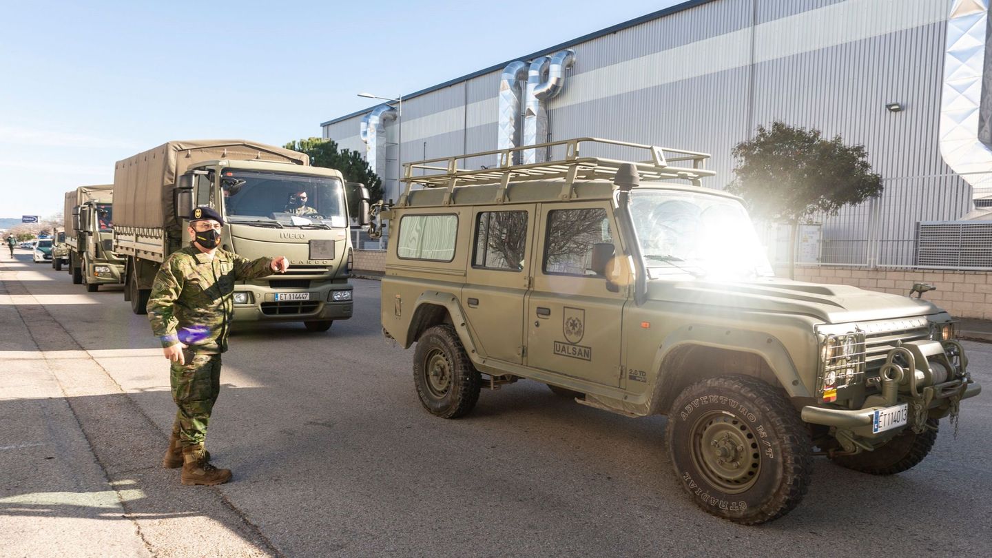 Vehículos militares salen del centro logístico de Pfizer para escoltar el cargamento de vacunas que se enviará al resto del país. (EFE)