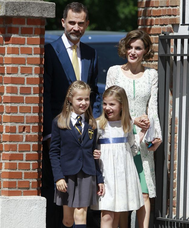 Foto: Los Reyes, la Princesa Leonor y la infanta Sofía entran en el recinto de la parroquia 