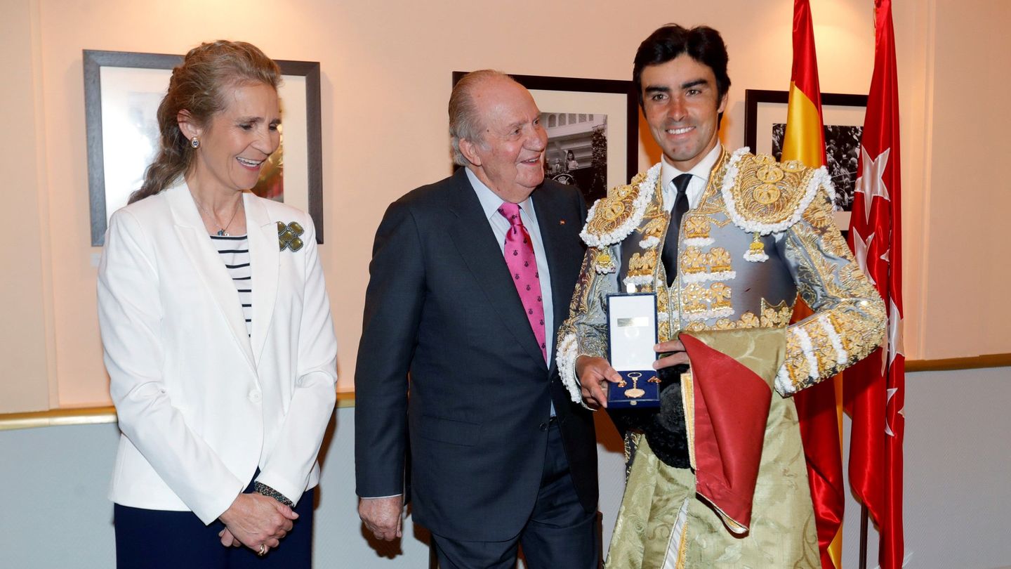 El Rey Juan Carlos y la infanta Elena, otorgan una medalla al diestro extremeño Miguel Ángel Perera. (EFE)