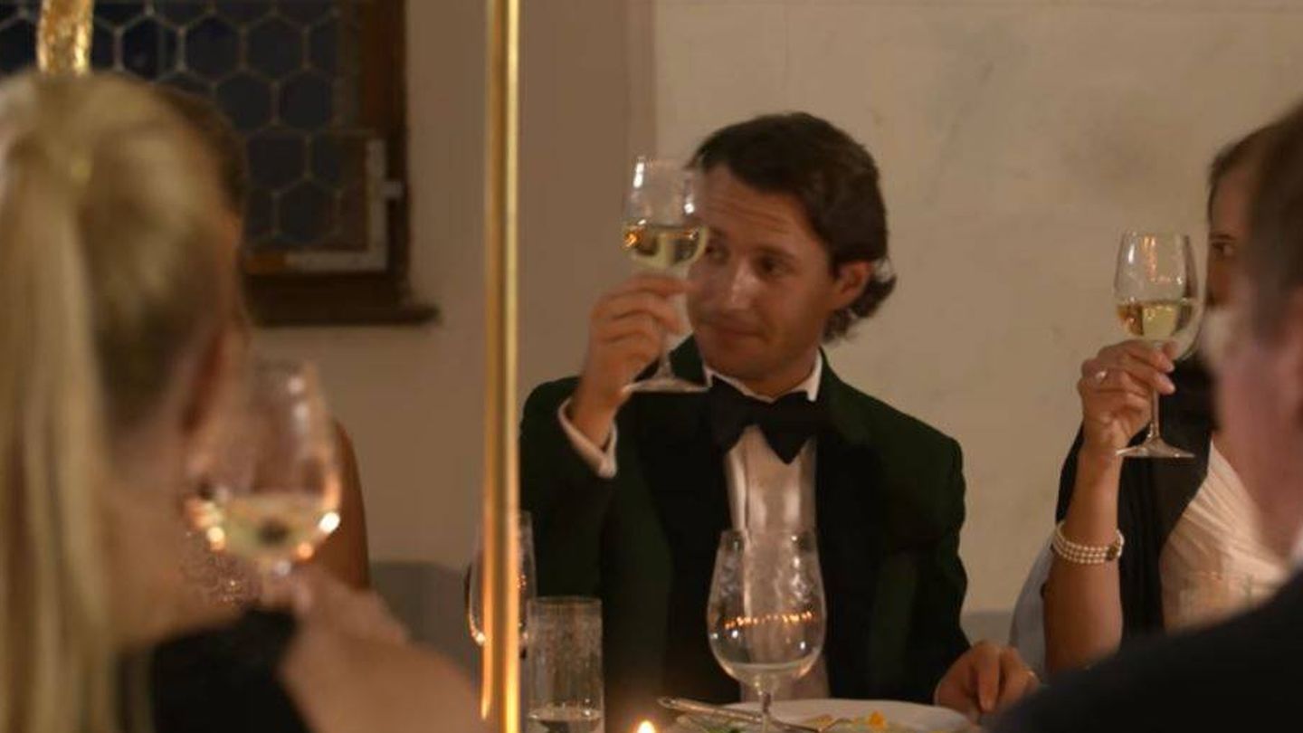 El príncipe Emanuel de Liechtenstein, durante una cena celebrada en su castillo. (YouTube)
