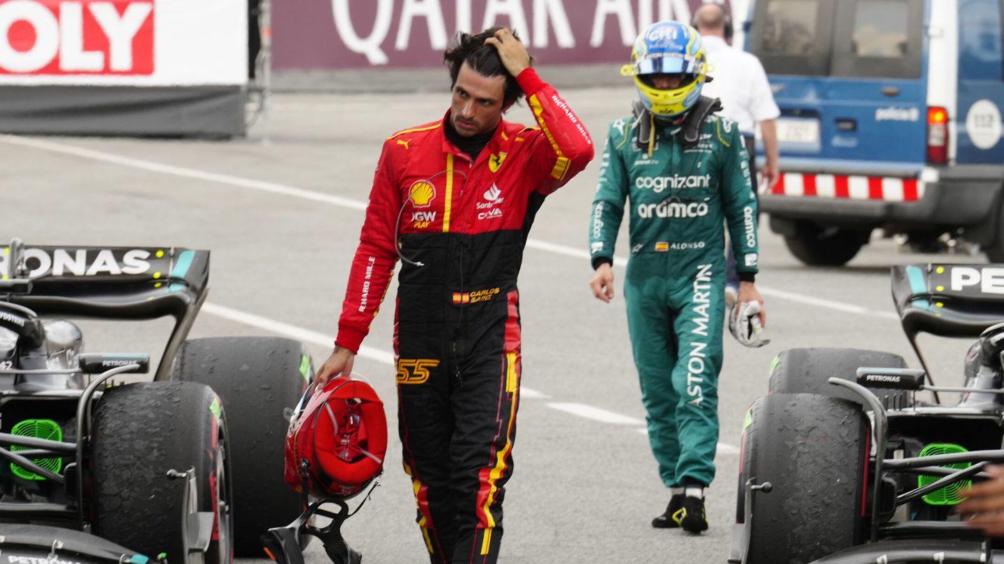 Carlos Sainz y Fernando Alonso, al finalizar el Gran Premio de España de Fórmula Uno. (EFE)