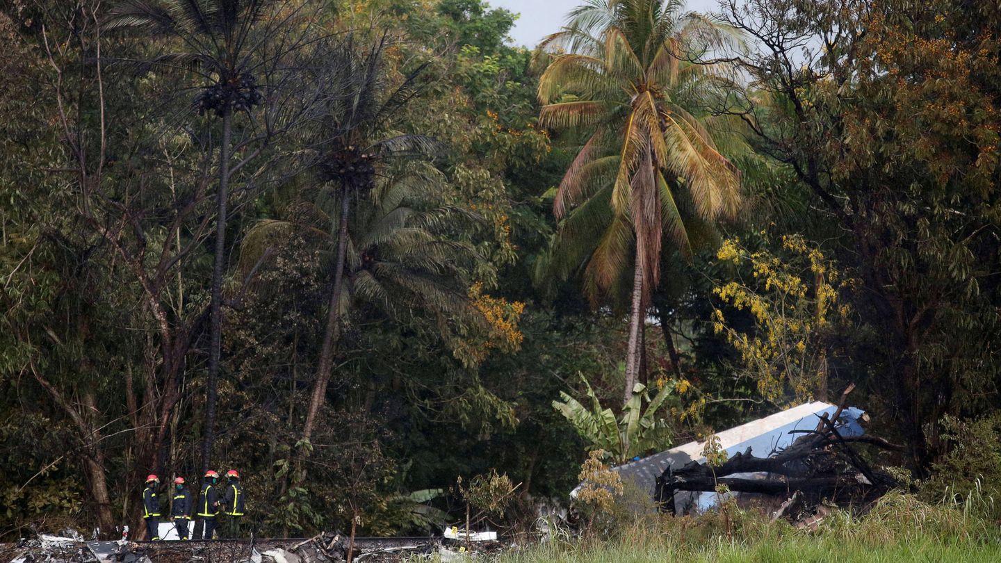 Bomberos trabajan junto a los restos del Boeing 737 accidentado a las afueras de La Habana, el 18 de mayo de 2018. (Reuters)