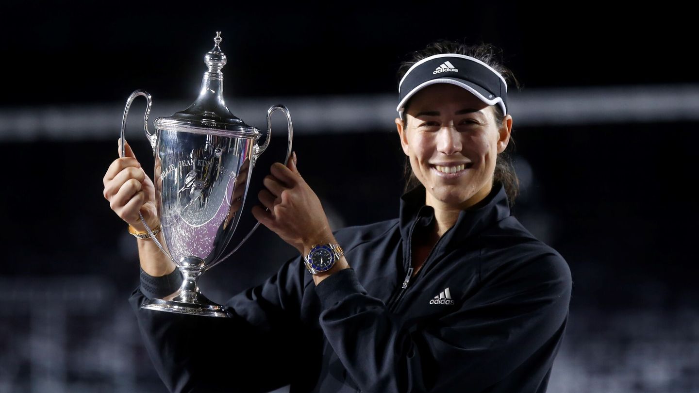 Garbiñe Muguruza posa con el trofeo de campeona del torneo de la Akron WTA Finals en Guadalajara, México. (EFE/Francisco Guasco)