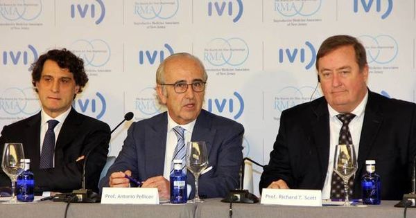 Foto: Los fundadores del IVI RMA (Remohí y Pellicer) y el CEO del grupo, Richard Scott.