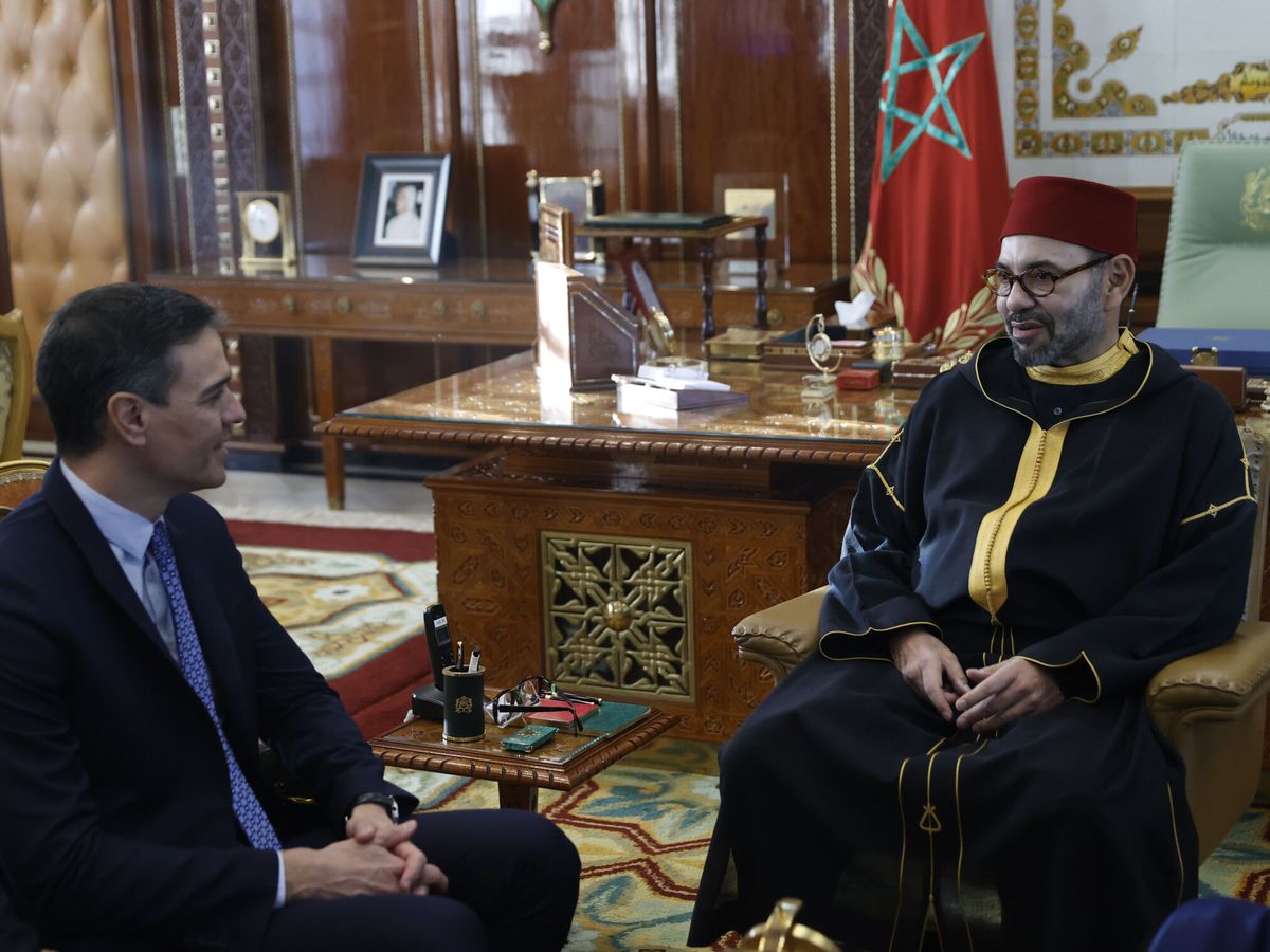 Foto: El presidente del Gobierno español, Pedro Sánchez (i), y Mohamed VI de Marruecos. (EFE/Mariscal)